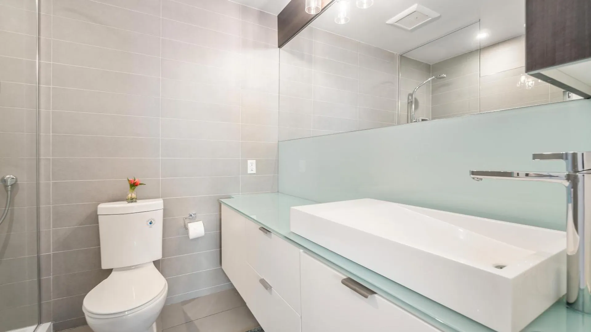 Forma Suites - Downtown Toronto - Cn Tower & Rogers Centre 0*,  Canada